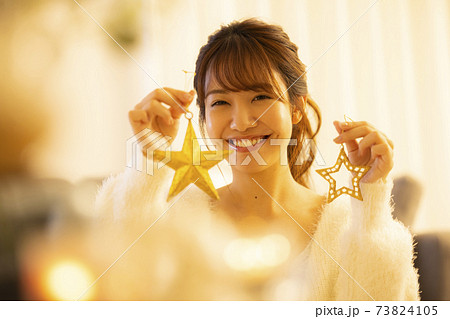 夜のリビング　クリスマス 73824105