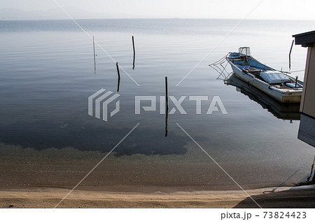 宍道湖畔に舫っているシジミ船の景色 73824423