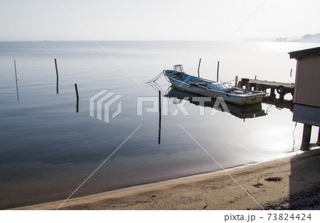 宍道湖畔に舫っているシジミ船の景色 73824424