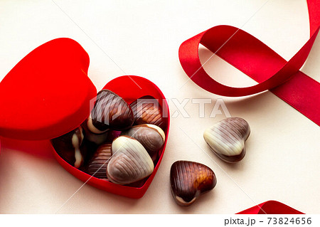 赤いリボンとハートのチョコレートのバレンタインのイメージ 73824656