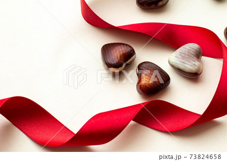 赤いリボンとハートのチョコレートのバレンタインのイメージ 73824658