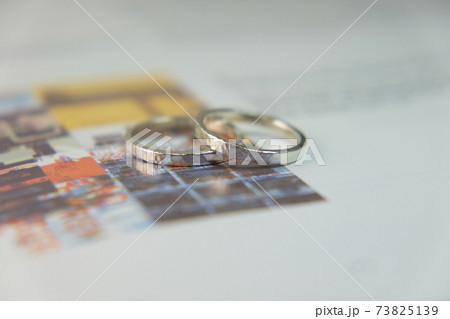 カラーイラストの背景に、鎚目模様の手作りシルバーペアリング 73825139