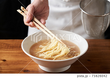 ラーメンを盛り付けるラーメン店主 ラーメンを盛り付けるラーメン店主 73826042
