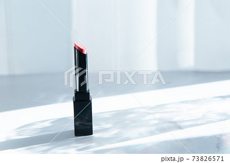 リップメイクの赤い口紅・化粧品・コスメ 73826571