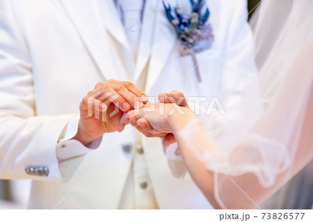 チャペル　新郎　新婦 指輪の交換 73826577