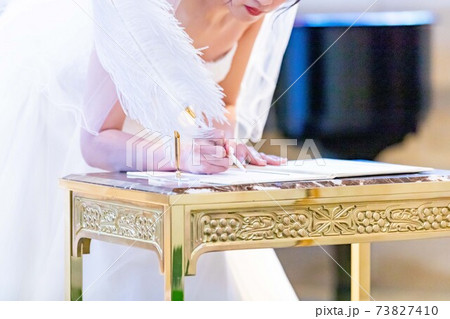 結婚誓約書　羽ペン 新婦 73827410