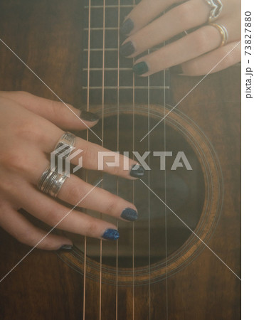 ギターを触る手 73827880