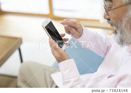 スマートフォンを使うシニア男性 ボディパーツ パーツカット スマートフォンを使うシニア男性 ボディパーツ パーツカット 73828148