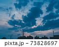夕暮れに広がる雲と町 73828697