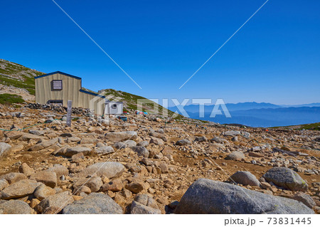 長野県の秋の木曽駒ヶ岳の山小屋 頂上山荘 付近の駒ヶ岳キャンプ場の写真素材