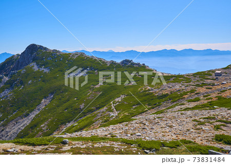 長野県の秋の木曽駒ヶ岳の中岳の山頂から南東側(伊那前岳など)を見る 長野県の秋の木曽駒ヶ岳の中岳の山頂から南東側(伊那前岳など)を見る 73831484