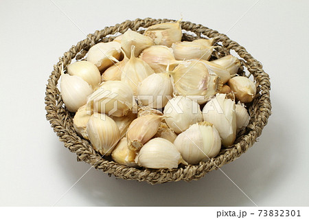 ばらばらにほぐした六片のニンニクのかご盛り、たくさん 73832301