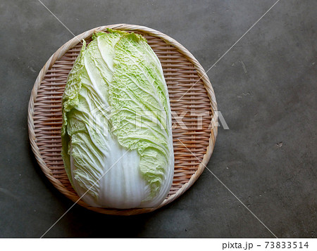 ザルの上にある白菜 ザルの上にある白菜 73833514