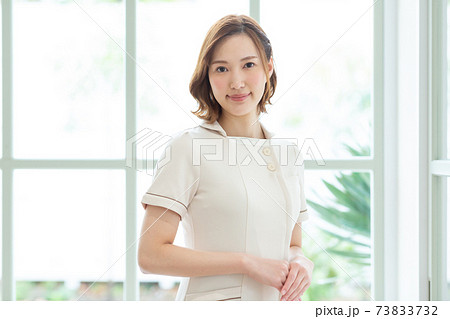 ユニフォームを着たきれいな女性 ユニフォームを着たきれいな女性 73833732