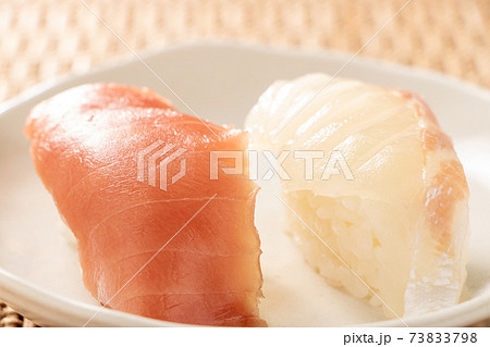 にぎり寿司(マグロ赤身とタイ)。 73833798