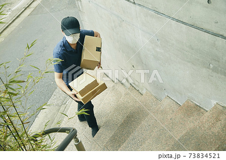 配送 配達員 ダンボール 制服 階段 配送 配達員 ダンボール 制服 階段 73834521