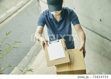 配送 配達員 ダンボール 制服 階段 73834554