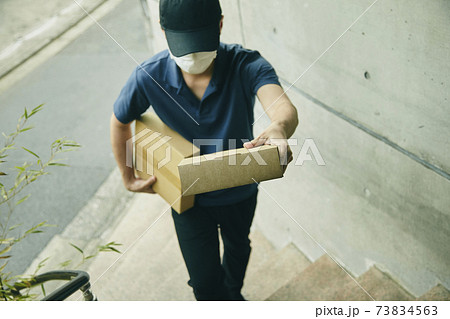 配送 配達員 ダンボール 制服 階段 配送 配達員 ダンボール 制服 階段 73834563