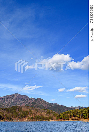 快晴の空と御坂黒岳(冬) 快晴の空と御坂黒岳(冬) 73834609