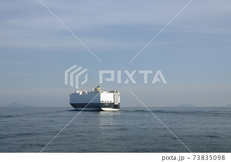 伊勢湾を航行する貨物船の景色 伊勢湾を航行する貨物船の景色 73835098