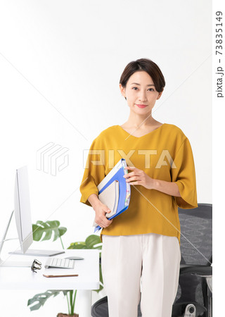 ビジネスイメージ 働く女性 73835149