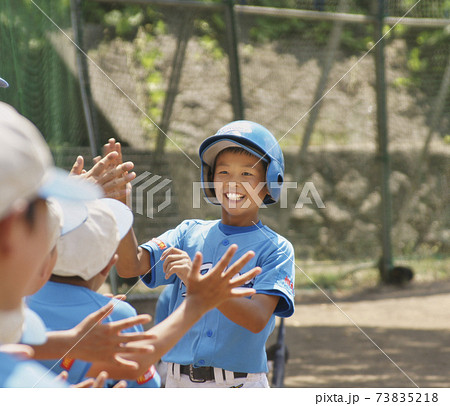 野球少年　ホームイン　チームメイトに出迎えを受ける 73835218