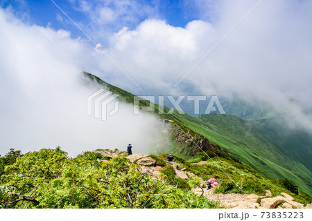 真夏の谷川岳頂上と雲 73835223