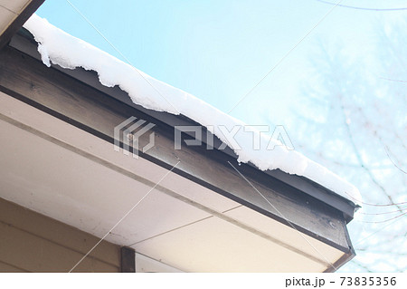 屋根に積もった雪が解けてしずくとなり落ちる 屋根に積もった雪が解けてしずくとなり落ちる 73835356