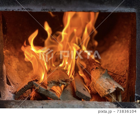 窯の中で燃える薪 窯の中で燃える薪 73836104