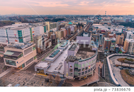 日本の横浜都市景観　センター北駅などを望む(奥にセンター南駅） 73836676