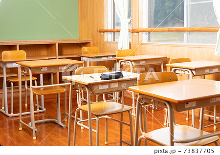 学校の教室　イメージ 73837705