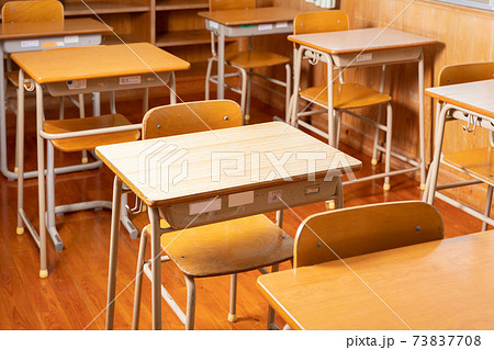 学校の教室　イメージ 73837708