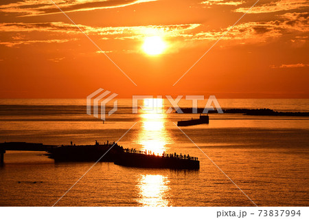 出雲崎の夕日  新潟県出雲崎町 出雲崎海岸 73837994