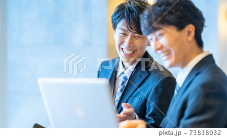 ビジネス　男性　オフィスワーク　パソコン操作　人材育成 73838032