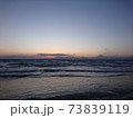 海岸と夕日と富士山(横) 73839119