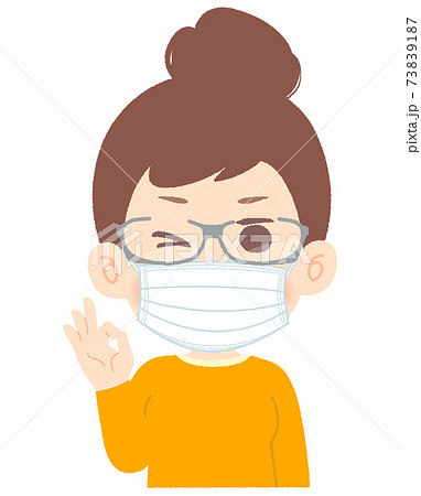 マスクとゴーグルメガネで花粉症対策する女性 - ウインク、OKのサイン 73839187