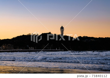 神奈川県藤沢市 早朝の江ノ島 73840112