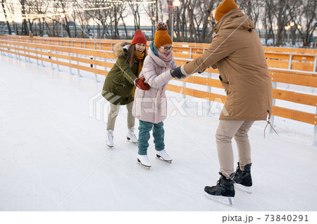 Family active vacation 73840291
