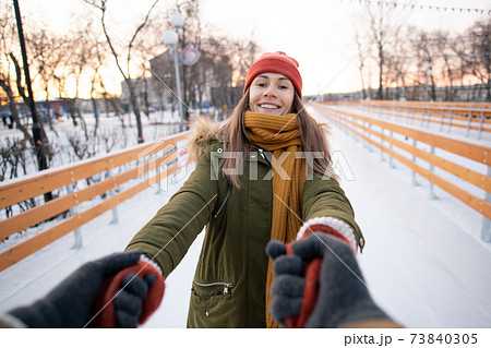 Woman skating with her boyfriend 73840305