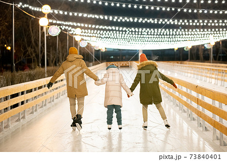 Family skating together 73840401