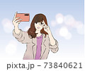 自撮りをする女性 73840621