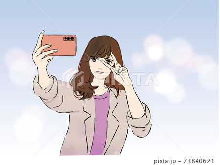 自撮りをする女性 73840621