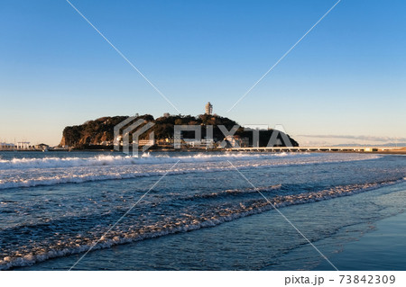 神奈川県、早朝の江ノ島、片瀬東浜海水浴場 73842309