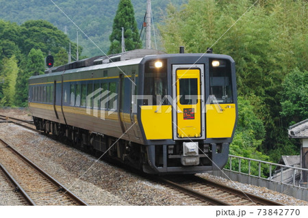 智頭急行河野原円心駅を通過する上り特急スーパーいなば 73842770