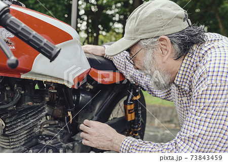 バイクライフ　バイクを整備するシニアライダー 73843459