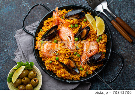 Traditional Spanish seafood paella 73843736