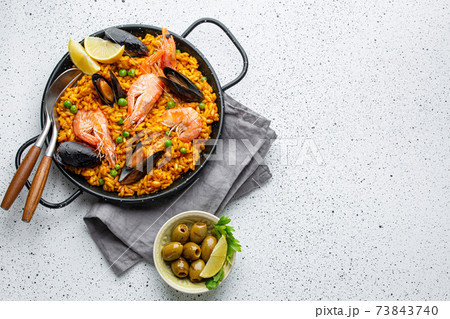 Traditional Spanish seafood paella 73843740