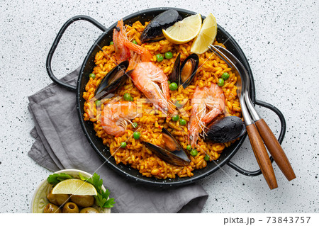 Traditional Spanish seafood paella Traditional Spanish seafood paella 73843757
