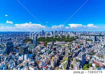 渋谷から見た東京の街並み 新宿の高層ビル群と渋谷の街並みの写真素材