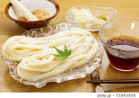 ガラスの器に盛った冷やしうどん 73843856